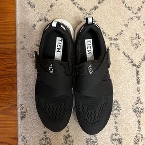 Womens 7.5 Black Geometric Tiem Slipstream spin shoes with SPD cleats